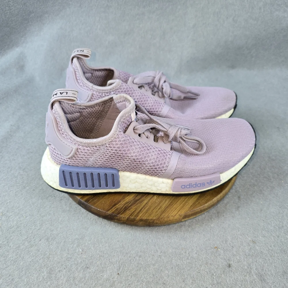 Purple adidas, marque aux 3 bandes, boost Womens Size 6**** - Picture 3 of 10